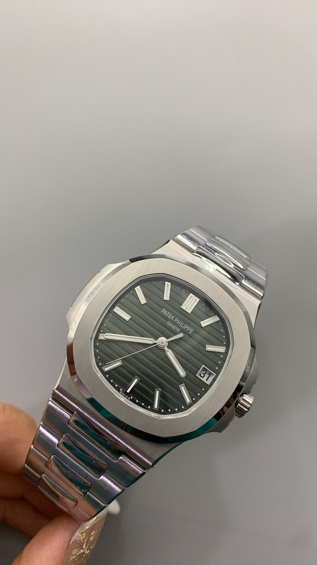 Patek Philippe Nautilus 5711 | 40MM | หน้าปัดสีเขียวซันเรย์ (รุ่นคัสตอม) | ตัวเรือนสแตนเลสสตีล | กลไกอัตโนมัติ Cal.324 S C