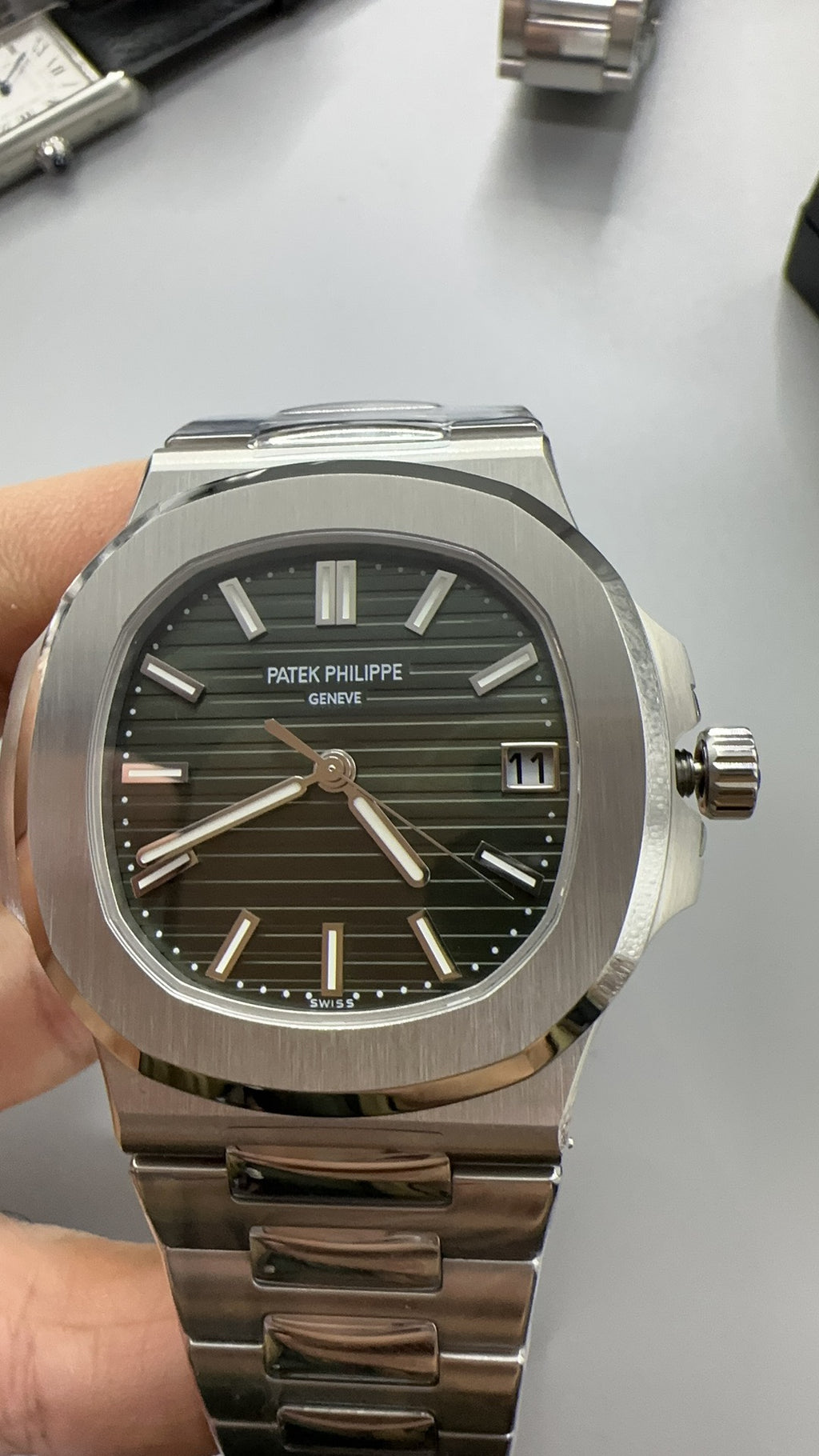 Patek Philippe Nautilus 5711 | 40MM | หน้าปัดสีเขียวซันเรย์ (รุ่นคัสตอม) | ตัวเรือนสแตนเลสสตีล | กลไกอัตโนมัติ Cal.324 S C