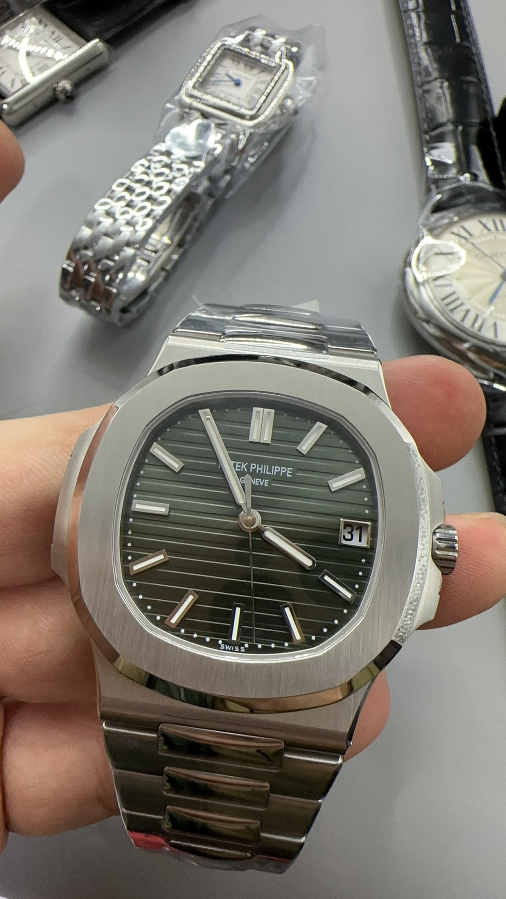 Patek Philippe Nautilus 5711 | 40MM | หน้าปัดสีเขียวซันเรย์ (รุ่นคัสตอม) | ตัวเรือนสแตนเลสสตีล | กลไกอัตโนมัติ Cal.324 S C