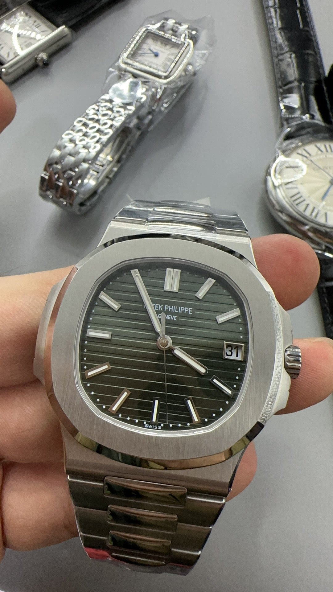 Patek Philippe Nautilus 5711 | 40MM | หน้าปัดสีเขียวซันเรย์ (รุ่นคัสตอม) | ตัวเรือนสแตนเลสสตีล | กลไกอัตโนมัติ Cal.324 S C