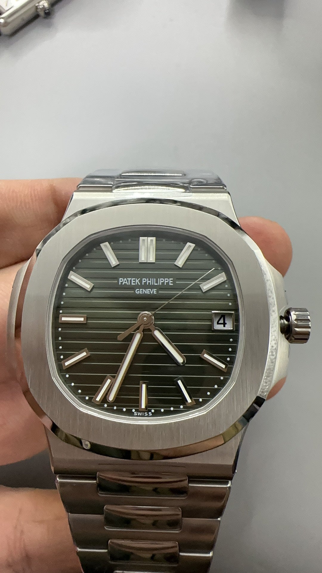 Patek Philippe Nautilus 5711 | 40MM | หน้าปัดสีเขียวซันเรย์ (รุ่นคัสตอม) | ตัวเรือนสแตนเลสสตีล | กลไกอัตโนมัติ Cal.324 S C