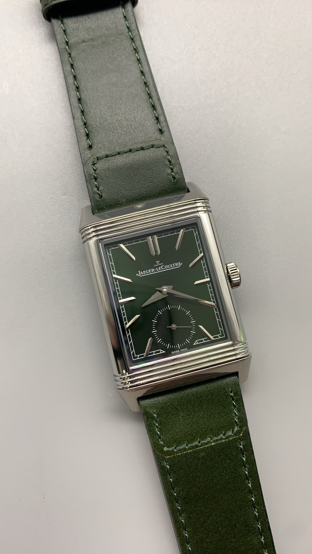 Jaeger-LeCoultre Reverso Tribute Small Seconds | 45.6×27.4MM | ตัวเรือนสแตนเลสสตีล | หน้าปัดสีเขียว | สายหนังจระเข้สีเขียว | กลไกไขลาน Cal.822/2
