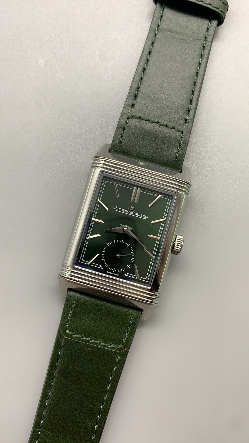 Jaeger-LeCoultre Reverso Tribute Small Seconds | 45.6×27.4MM | ตัวเรือนสแตนเลสสตีล | หน้าปัดสีเขียว | สายหนังจระเข้สีเขียว | กลไกไขลาน Cal.822/2