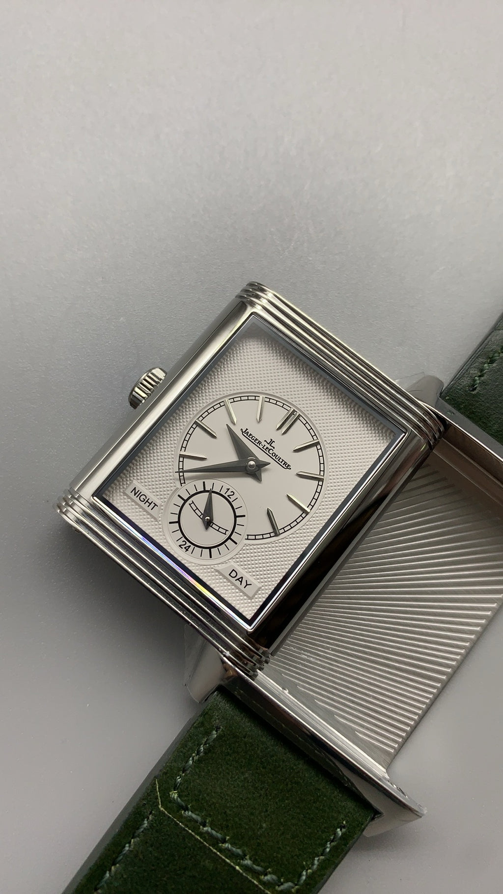 Jaeger-LeCoultre Reverso Tribute Small Seconds | 45.6×27.4MM | ตัวเรือนสแตนเลสสตีล | หน้าปัดสีเขียว | สายหนังจระเข้สีเขียว | กลไกไขลาน Cal.822/2