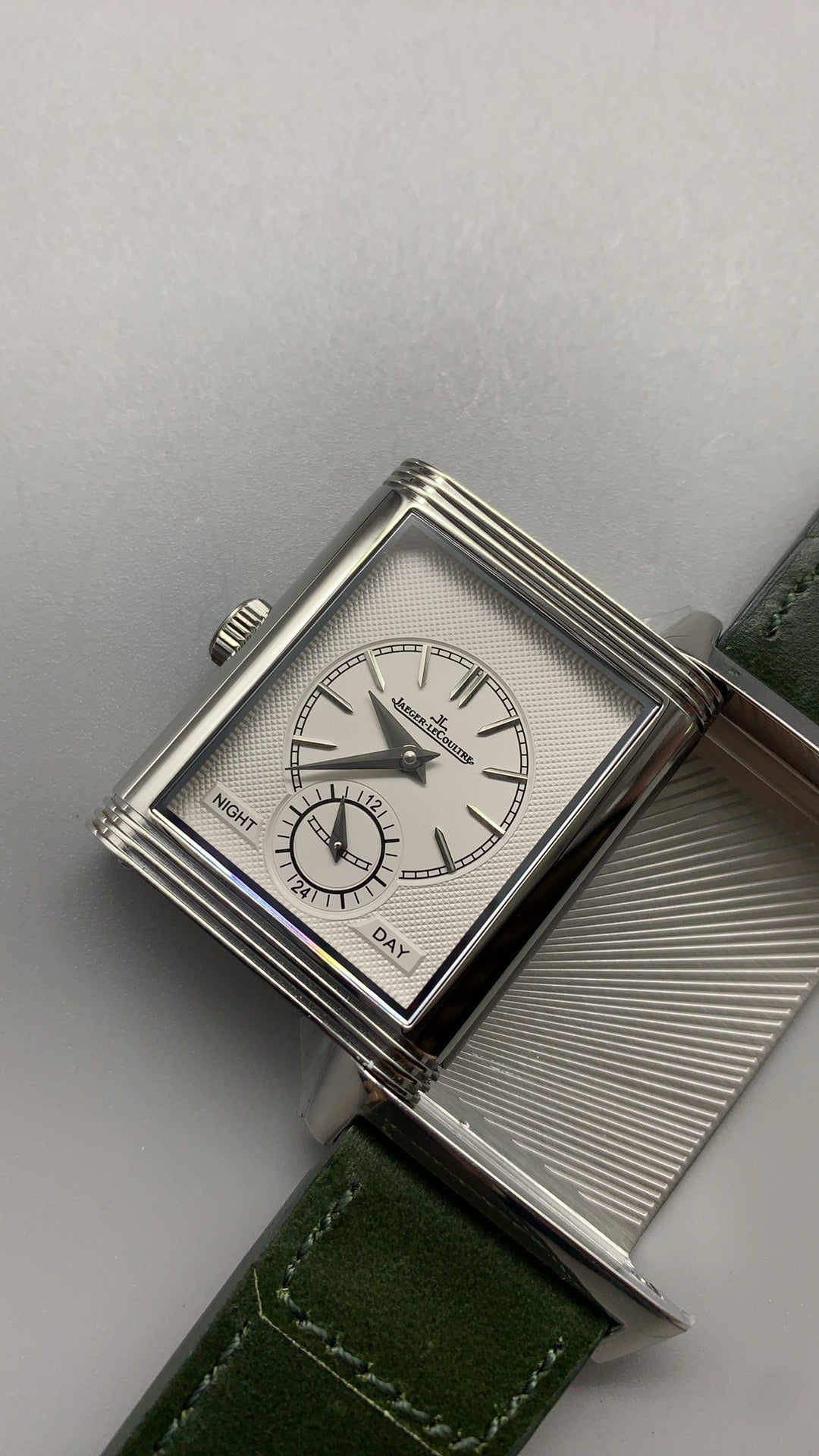 Jaeger-LeCoultre Reverso Tribute Small Seconds | 45.6×27.4MM | ตัวเรือนสแตนเลสสตีล | หน้าปัดสีเขียว | สายหนังจระเข้สีเขียว | กลไกไขลาน Cal.822/2