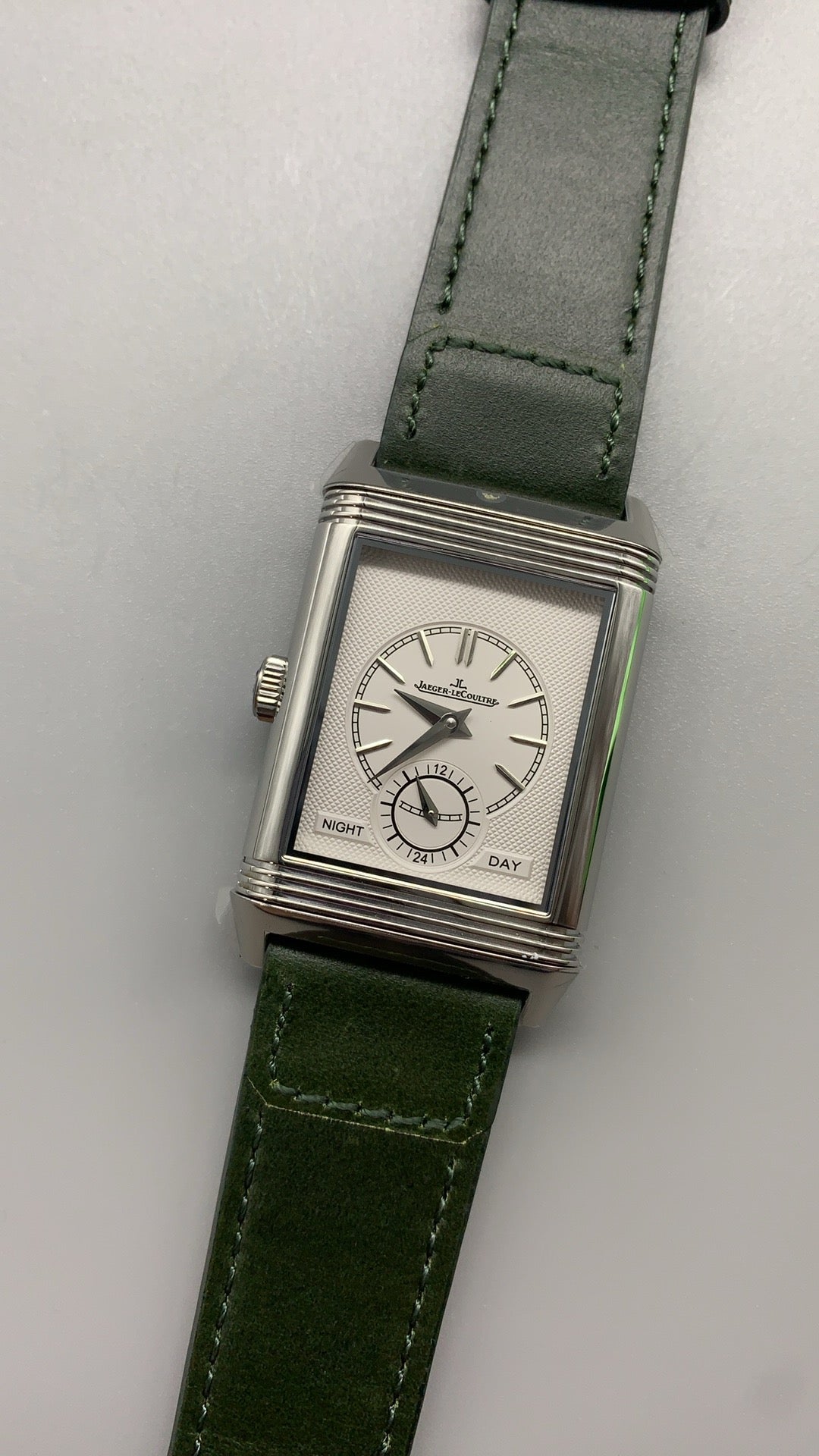 Jaeger-LeCoultre Reverso Tribute Small Seconds | 45.6×27.4MM | ตัวเรือนสแตนเลสสตีล | หน้าปัดสีเขียว | สายหนังจระเข้สีเขียว | กลไกไขลาน Cal.822/2