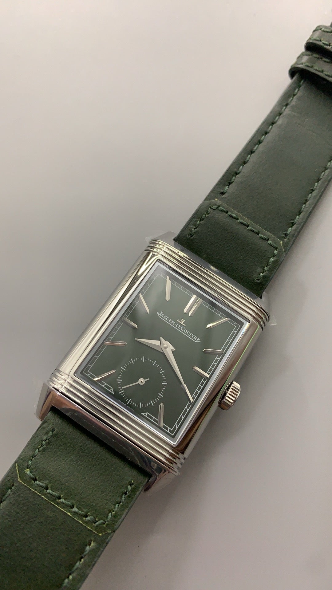 Jaeger-LeCoultre Reverso Tribute Small Seconds | 45.6×27.4MM | ตัวเรือนสแตนเลสสตีล | หน้าปัดสีเขียว | สายหนังจระเข้สีเขียว | กลไกไขลาน Cal.822/2