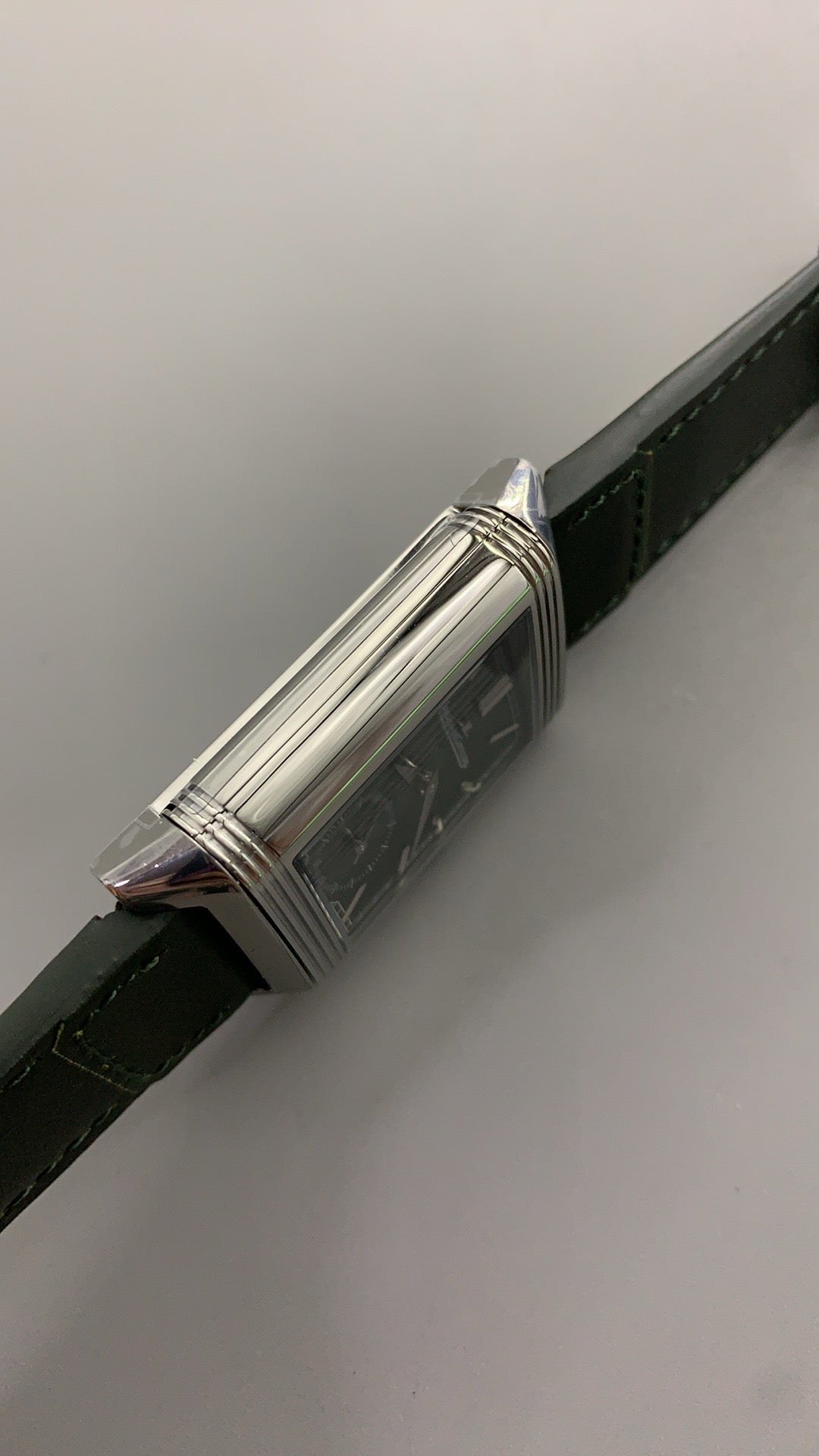 Jaeger-LeCoultre Reverso Tribute Small Seconds | 45.6×27.4MM | ตัวเรือนสแตนเลสสตีล | หน้าปัดสีเขียว | สายหนังจระเข้สีเขียว | กลไกไขลาน Cal.822/2