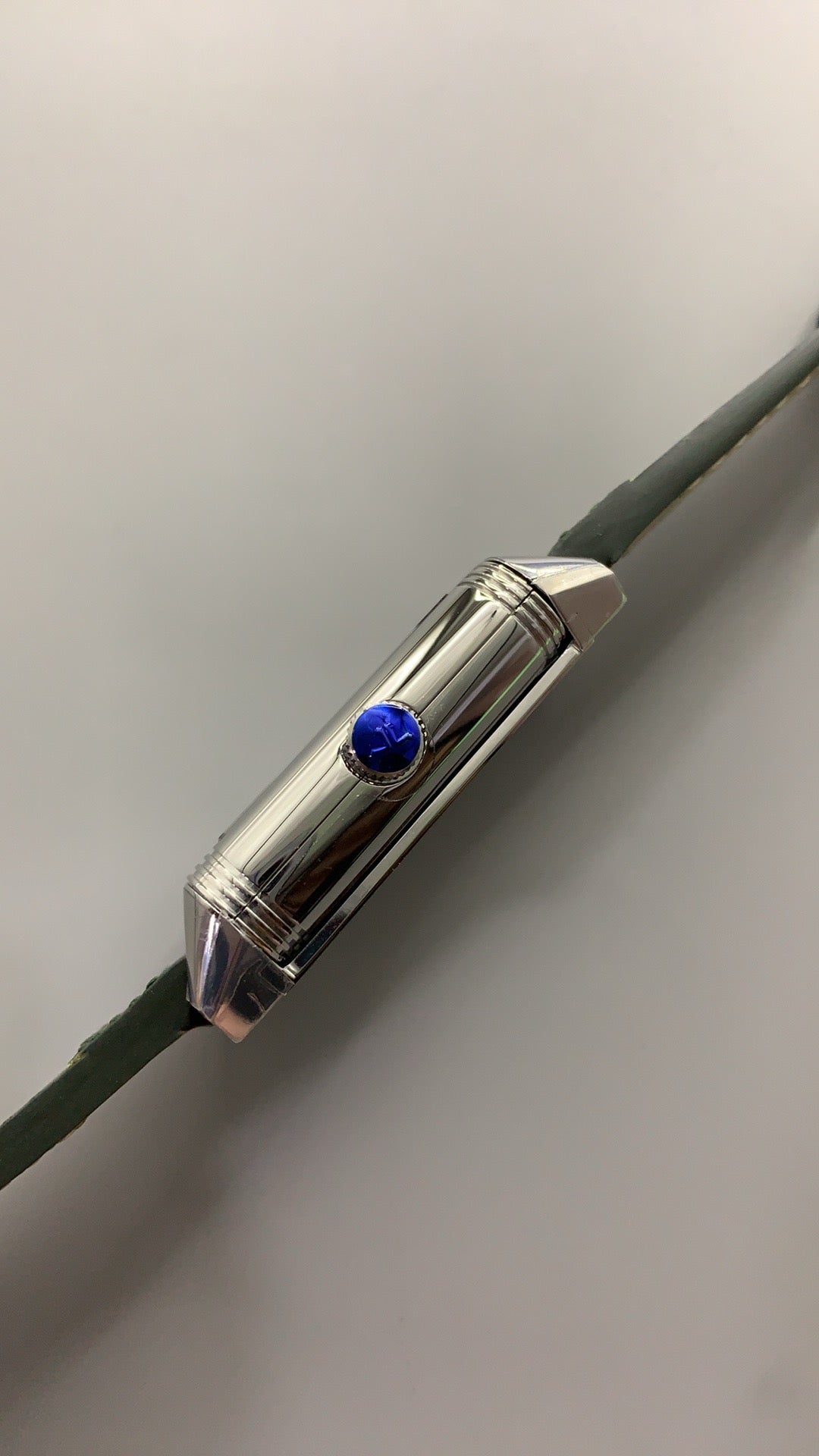 Jaeger-LeCoultre Reverso Tribute Small Seconds | 45.6×27.4MM | ตัวเรือนสแตนเลสสตีล | หน้าปัดสีเขียว | สายหนังจระเข้สีเขียว | กลไกไขลาน Cal.822/2