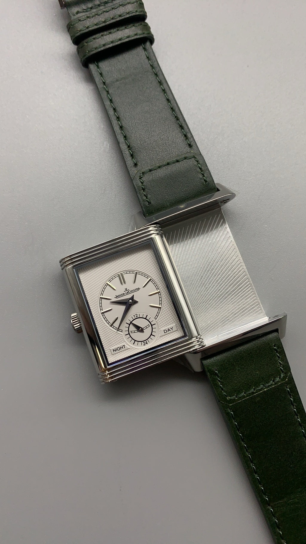 Jaeger-LeCoultre Reverso Tribute Small Seconds | 45.6×27.4MM | ตัวเรือนสแตนเลสสตีล | หน้าปัดสีเขียว | สายหนังจระเข้สีเขียว | กลไกไขลาน Cal.822/2