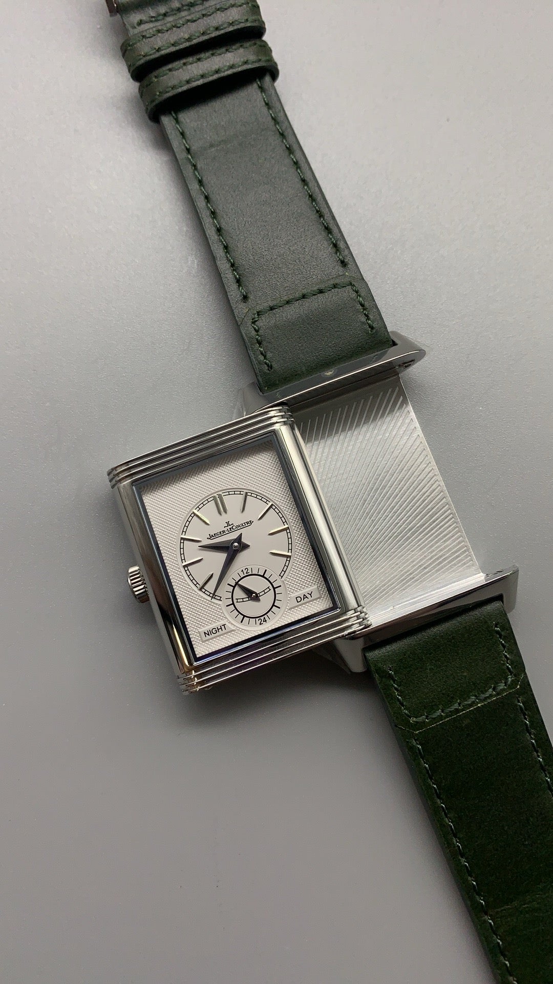 Jaeger-LeCoultre Reverso Tribute Small Seconds | 45.6×27.4MM | ตัวเรือนสแตนเลสสตีล | หน้าปัดสีเขียว | สายหนังจระเข้สีเขียว | กลไกไขลาน Cal.822/2