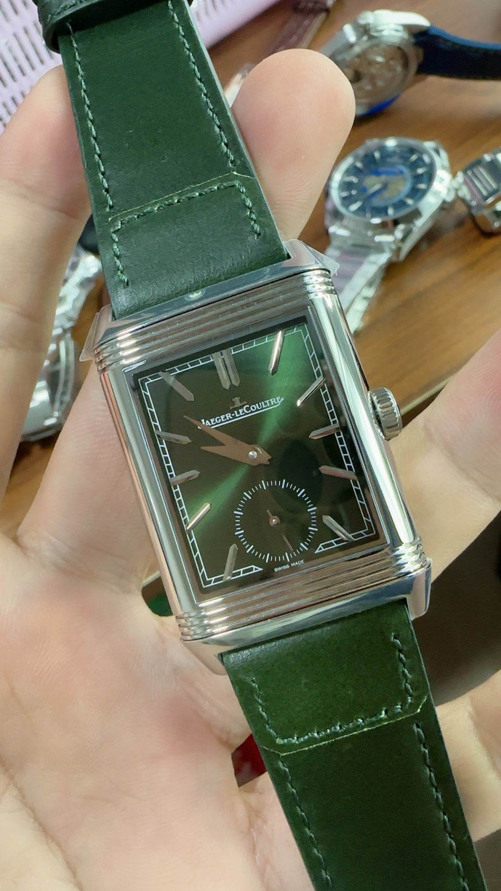 Jaeger-LeCoultre Reverso Tribute Small Seconds | 45.6×27.4MM | ตัวเรือนสแตนเลสสตีล | หน้าปัดสีเขียว | สายหนังจระเข้สีเขียว | กลไกไขลาน Cal.822/2