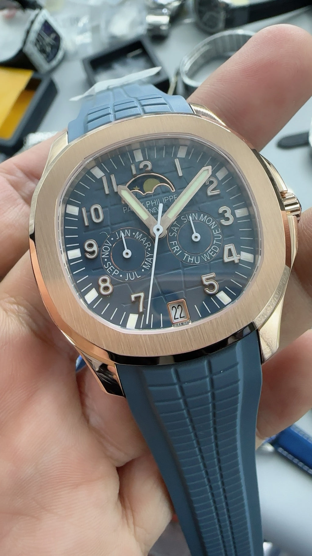 Patek Philippe 5261R | 38.5MM | ตัวเรือนสีโรสโกลด์ PVD | หน้าปัดสีน้ำเงินอมเทาซันเรย์ | ปฏิทินประจำปี + ข้างขึ้นข้างแรม | กลไกอัตโนมัติ Cal.26-330 S QA LU