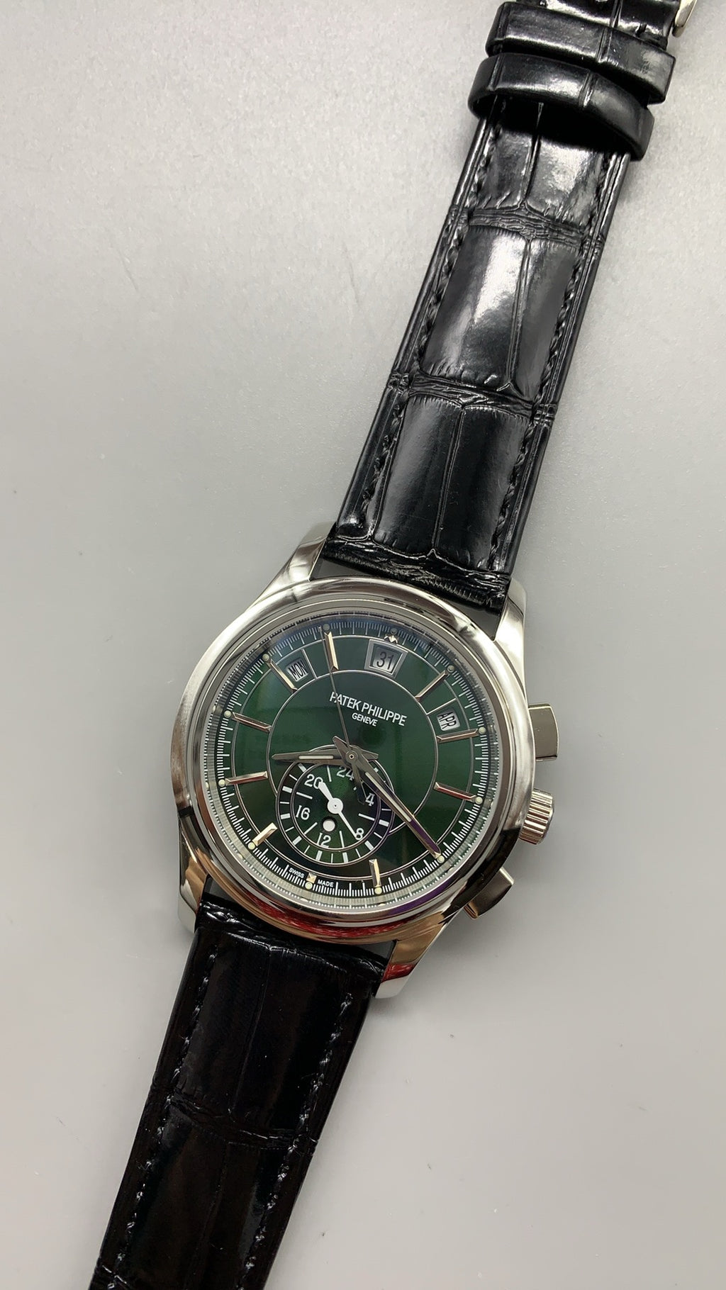 Patek Philippe 5905G | 42MM | หน้าปัดสีน้ำเงินซันเรย์ | ฟังก์ชันปฏิทินประจำปี + จับเวลา Flyback | กลไกอัตโนมัติ Cal.CH 28-520 QA 24H