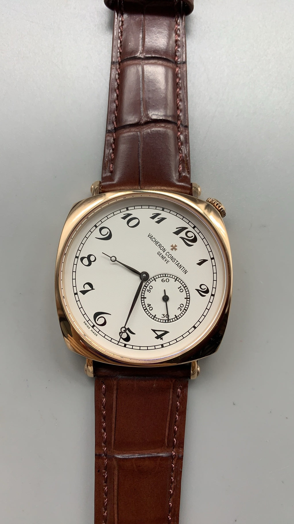 Vacheron Constantin Historiques American 1921 | 40MM | ตัวเรือนสแตนเลสสตีลเคลือบสีโรสโกลด์ | หน้าปัดเอียง 45 องศา | หน้าปัดสีขาว | สายหนังจระเข้สีน้ำตาล | กลไกไขลาน Cal.4400 AS