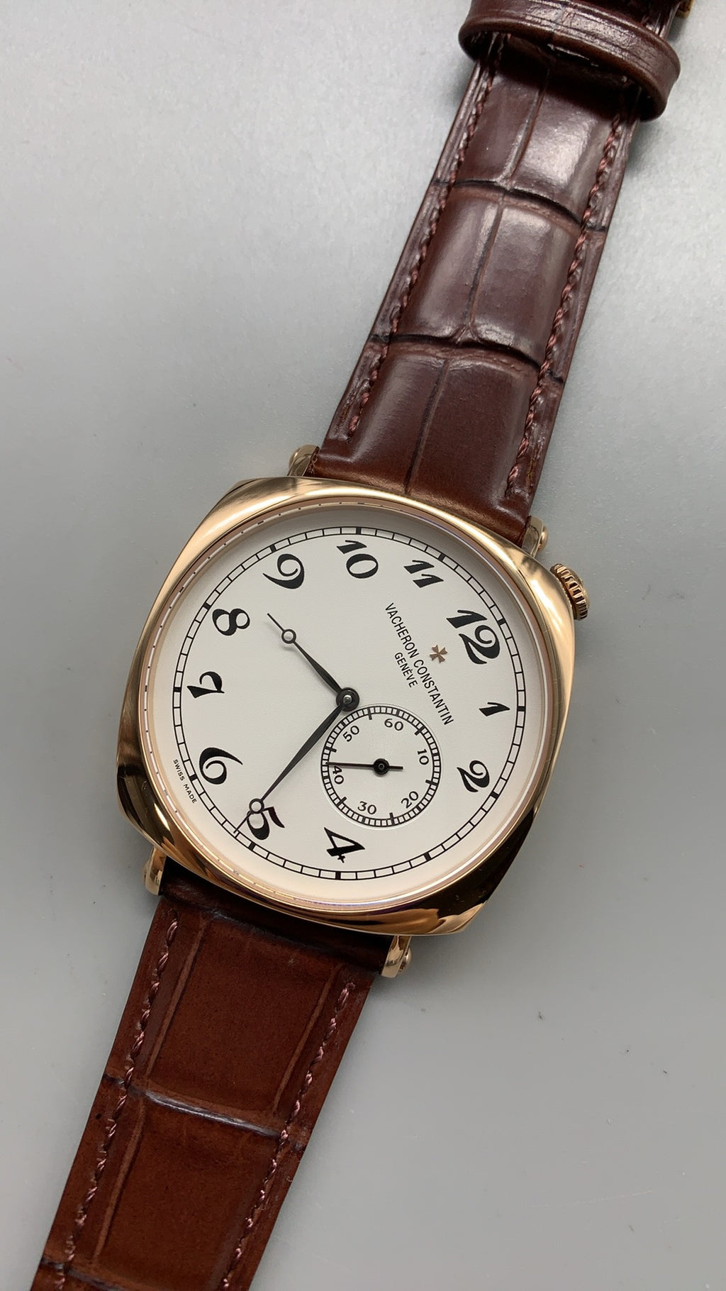 Vacheron Constantin Historiques American 1921 | 40MM | ตัวเรือนสแตนเลสสตีลเคลือบสีโรสโกลด์ | หน้าปัดเอียง 45 องศา | หน้าปัดสีขาว | สายหนังจระเข้สีน้ำตาล | กลไกไขลาน Cal.4400 AS