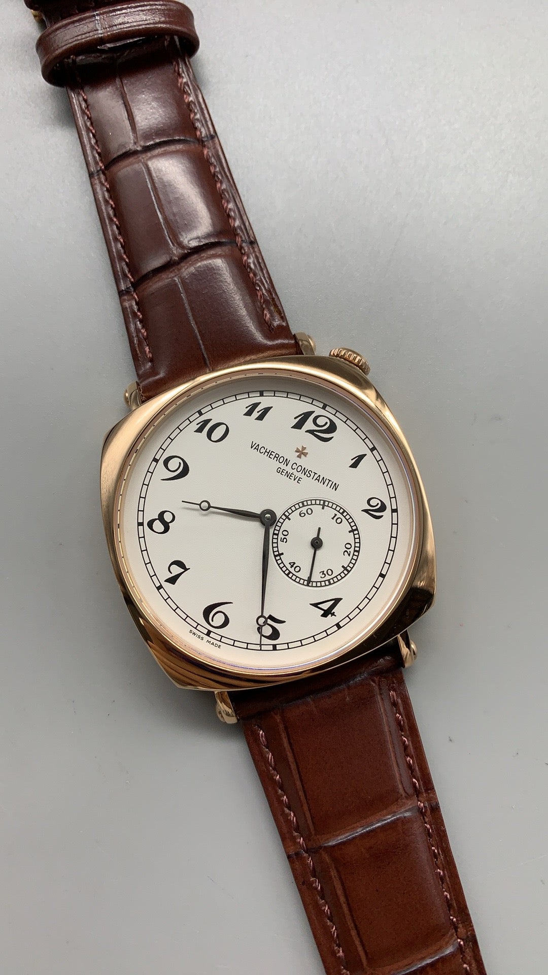 Vacheron Constantin Historiques American 1921 | 40MM | ตัวเรือนสแตนเลสสตีลเคลือบสีโรสโกลด์ | หน้าปัดเอียง 45 องศา | หน้าปัดสีขาว | สายหนังจระเข้สีน้ำตาล | กลไกไขลาน Cal.4400 AS