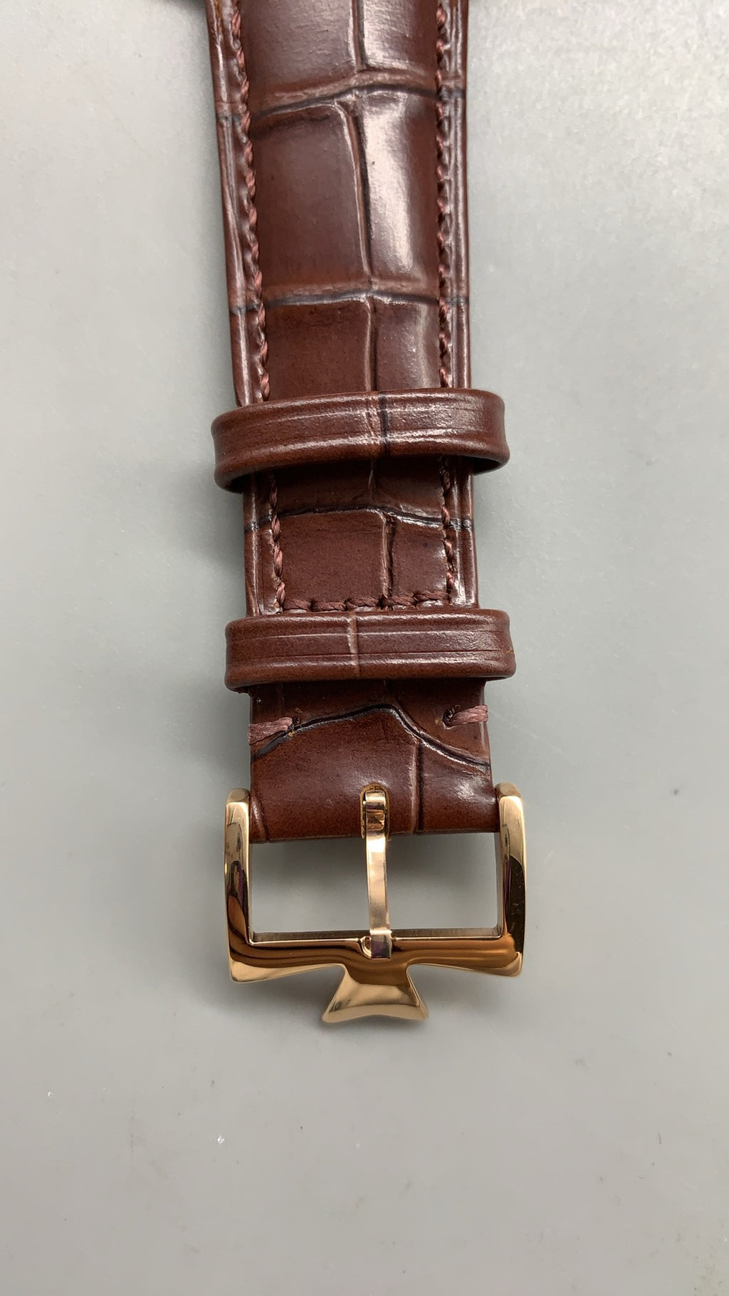 Vacheron Constantin Historiques American 1921 | 40MM | ตัวเรือนสแตนเลสสตีลเคลือบสีโรสโกลด์ | หน้าปัดเอียง 45 องศา | หน้าปัดสีขาว | สายหนังจระเข้สีน้ำตาล | กลไกไขลาน Cal.4400 AS