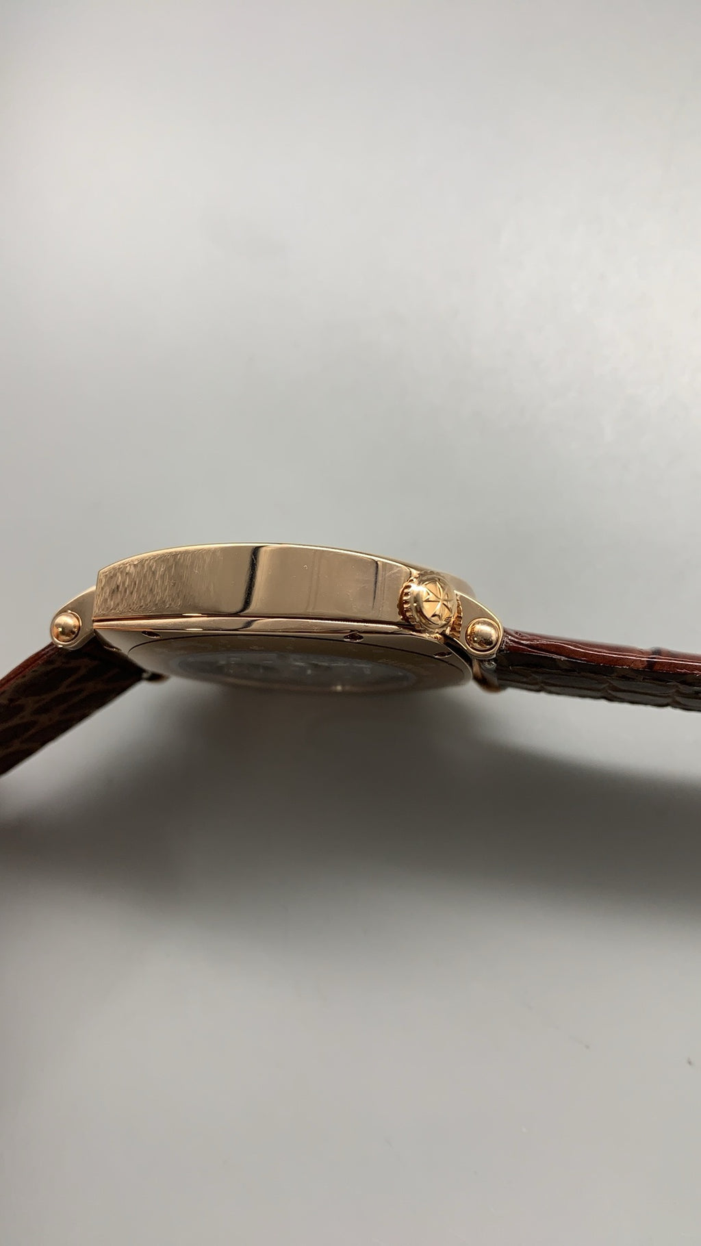 Vacheron Constantin Historiques American 1921 | 40MM | ตัวเรือนสแตนเลสสตีลเคลือบสีโรสโกลด์ | หน้าปัดเอียง 45 องศา | หน้าปัดสีขาว | สายหนังจระเข้สีน้ำตาล | กลไกไขลาน Cal.4400 AS