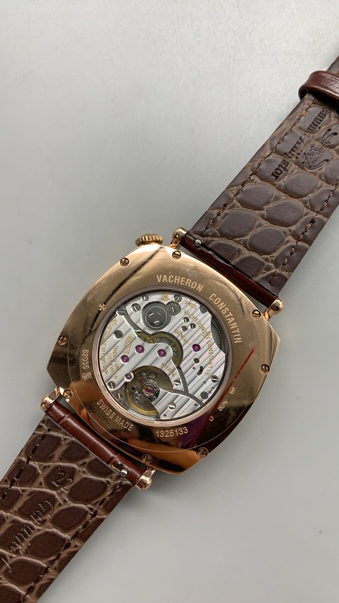 Vacheron Constantin Historiques American 1921 | 40MM | ตัวเรือนสแตนเลสสตีลเคลือบสีโรสโกลด์ | หน้าปัดเอียง 45 องศา | หน้าปัดสีขาว | สายหนังจระเข้สีน้ำตาล | กลไกไขลาน Cal.4400 AS