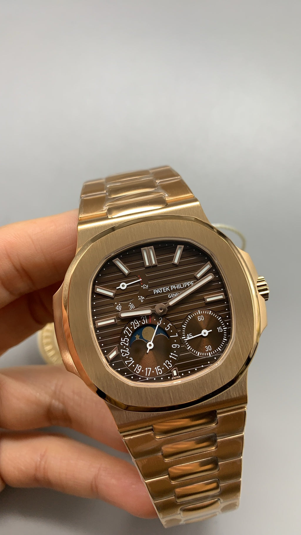 Patek Philippe Nautilus 5712 | 40MM | สีโรสโกลด์ PVD | หน้าปัดสีน้ำตาลซันเรย์ | รุ่นใหม่พร้อมบานพับแบบใหม่ | กลไกอัตโนมัติ Cal.240 PS IRM C LU