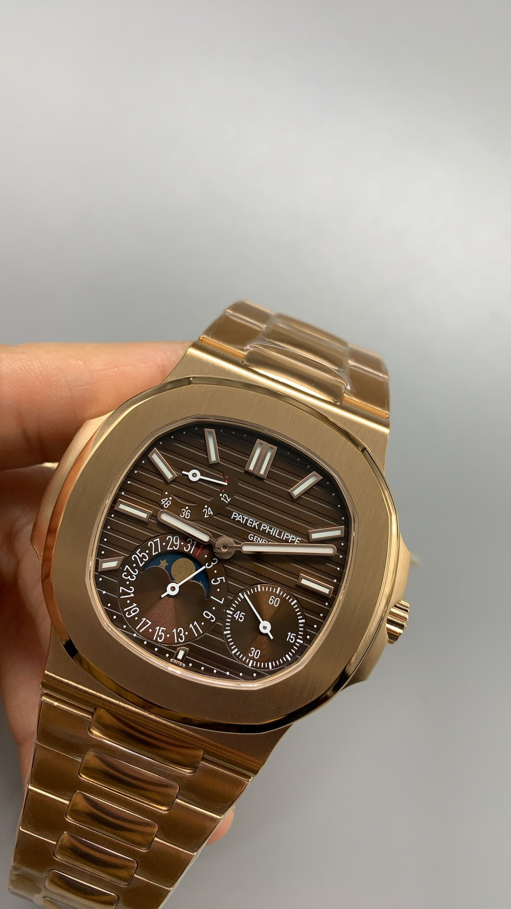 Patek Philippe Nautilus 5712 | 40MM | สีโรสโกลด์ PVD | หน้าปัดสีน้ำตาลซันเรย์ | รุ่นใหม่พร้อมบานพับแบบใหม่ | กลไกอัตโนมัติ Cal.240 PS IRM C LU