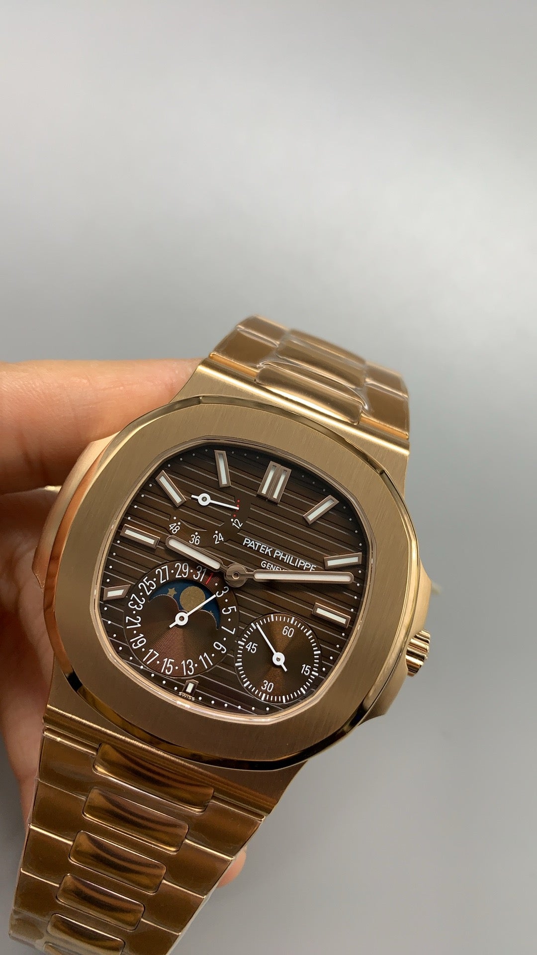 Patek Philippe Nautilus 5712 | 40MM | สีโรสโกลด์ PVD | หน้าปัดสีน้ำตาลซันเรย์ | รุ่นใหม่พร้อมบานพับแบบใหม่ | กลไกอัตโนมัติ Cal.240 PS IRM C LU