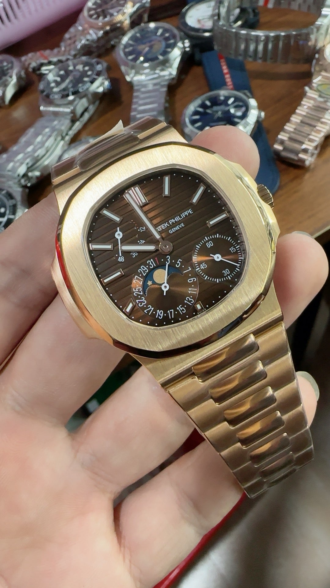 Patek Philippe Nautilus 5712 | 40MM | สีโรสโกลด์ PVD | หน้าปัดสีน้ำตาลซันเรย์ | รุ่นใหม่พร้อมบานพับแบบใหม่ | กลไกอัตโนมัติ Cal.240 PS IRM C LU