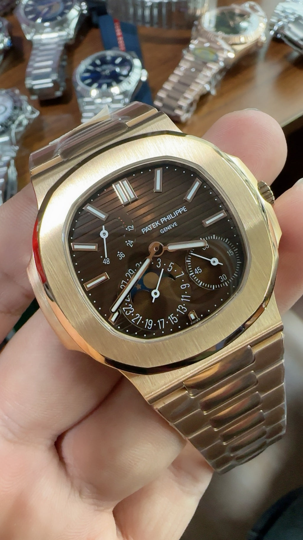 Patek Philippe Nautilus 5712 | 40MM | สีโรสโกลด์ PVD | หน้าปัดสีน้ำตาลซันเรย์ | รุ่นใหม่พร้อมบานพับแบบใหม่ | กลไกอัตโนมัติ Cal.240 PS IRM C LU