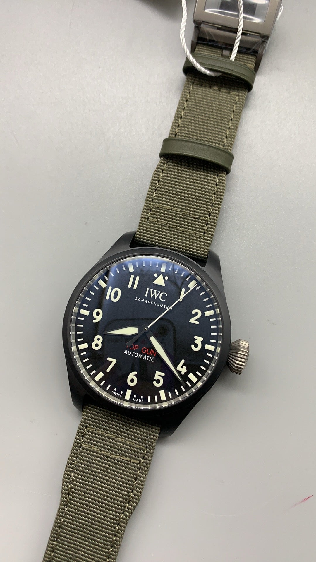 IWC Big Pilot’s Watch TOP GUN | 46MM | ตัวเรือนเซรามิกสีดำ | สายผ้าไนลอนสีเขียวทหาร | กลไกอัตโนมัติ