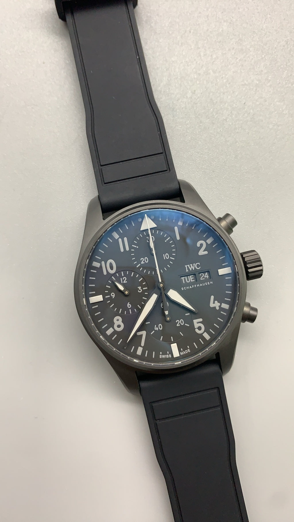 IWC Pilot’s Watch Chronograph Top Gun | 44.5MM | ตัวเรือนเซรามิกสีดำ | สายยางสีดำ | กลไกอัตโนมัติ