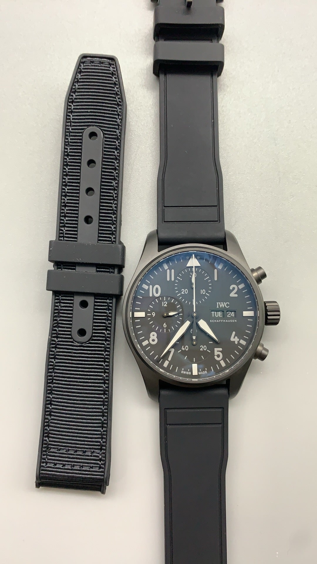 IWC Pilot’s Watch Chronograph Top Gun | 44.5MM | ตัวเรือนเซรามิกสีดำ | สายยางสีดำ | กลไกอัตโนมัติ