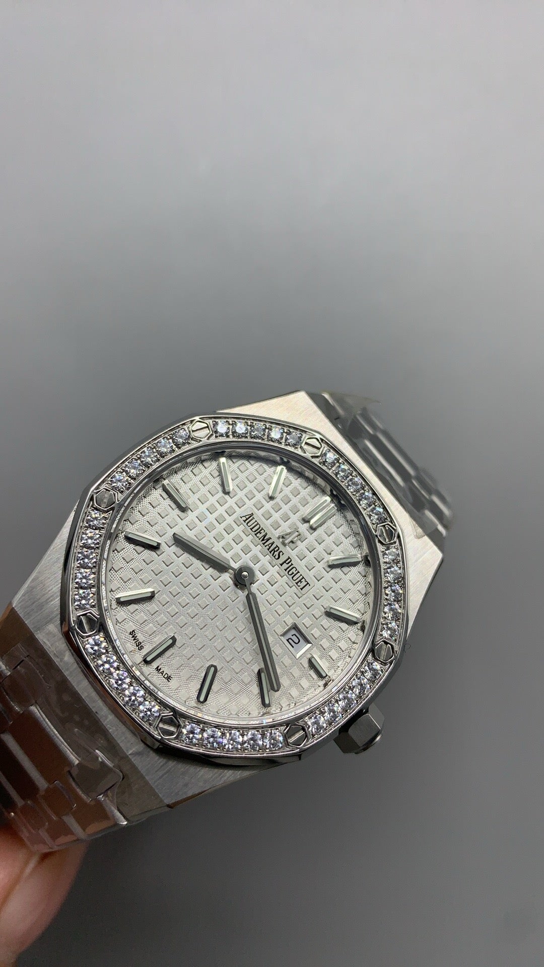 Audemars Piguet Royal Oak 67651ST | 33MM | ตัวเรือนสแตนเลสสตีล | หน้าปัดสีขาว | ขอบประดับเพชร | ระบบควอทซ์ (Quartz)