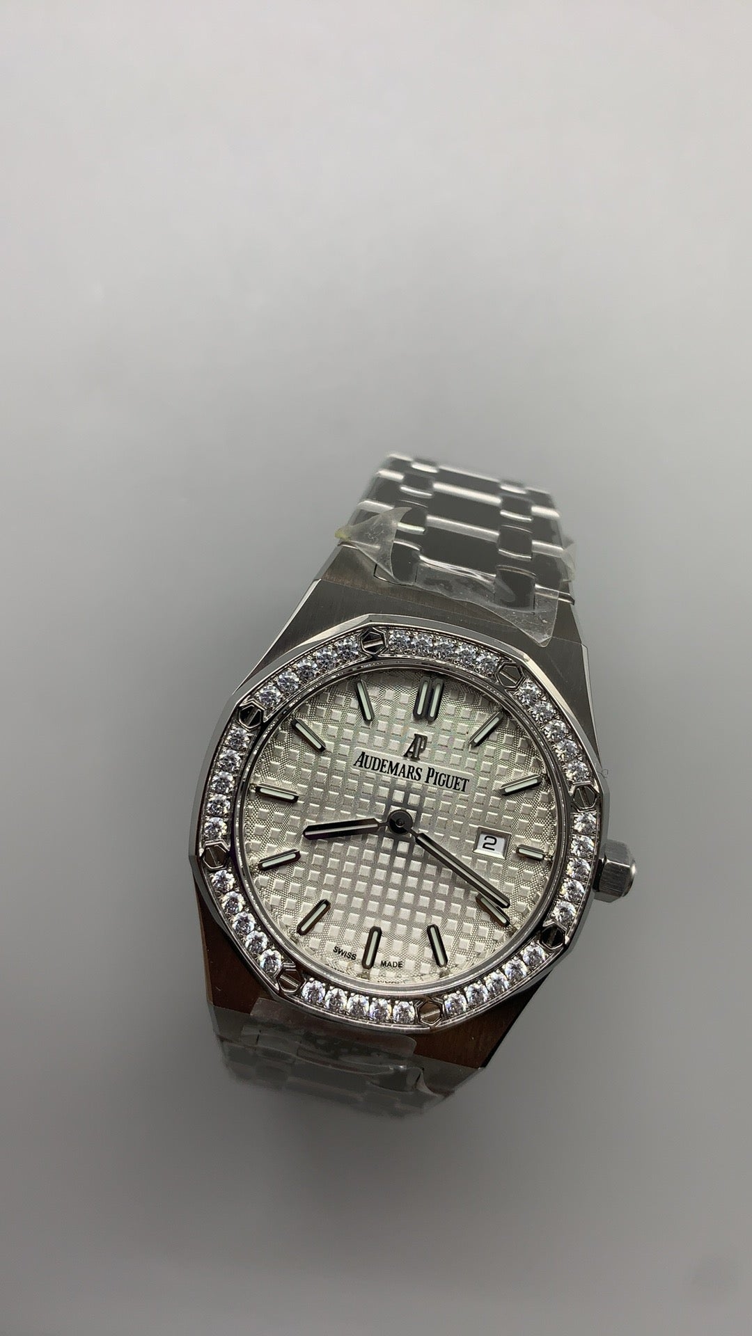 Audemars Piguet Royal Oak 67651ST | 33MM | ตัวเรือนสแตนเลสสตีล | หน้าปัดสีขาว | ขอบประดับเพชร | ระบบควอทซ์ (Quartz)