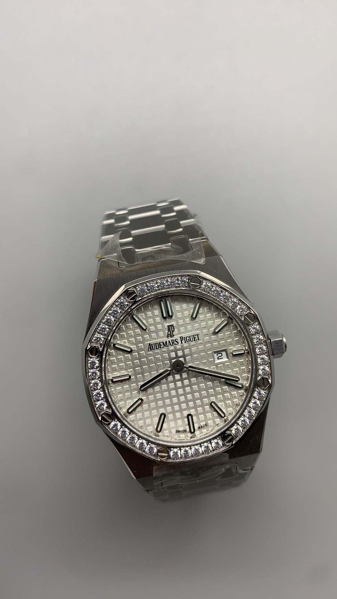 Audemars Piguet Royal Oak 67651ST | 33MM | ตัวเรือนสแตนเลสสตีล | หน้าปัดสีขาว | ขอบประดับเพชร | ระบบควอทซ์ (Quartz)