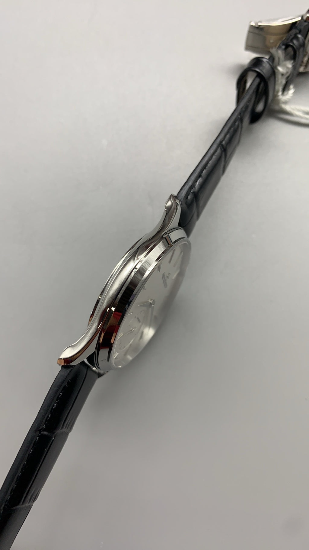 Jaeger-LeCoultre Master Ultra Thin Small Seconds | 40MM | ตัวเรือนสแตนเลสสตีล | ฟังก์ชันวินาทีขนาดเล็ก | หน้าปัดสีเงิน | สายหนังจระเข้สีดำ | กลไกอัตโนมัติ Cal.896/1