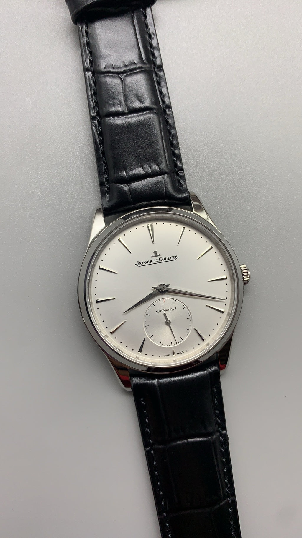Jaeger-LeCoultre Master Ultra Thin Small Seconds | 40MM | ตัวเรือนสแตนเลสสตีล | ฟังก์ชันวินาทีขนาดเล็ก | หน้าปัดสีเงิน | สายหนังจระเข้สีดำ | กลไกอัตโนมัติ Cal.896/1