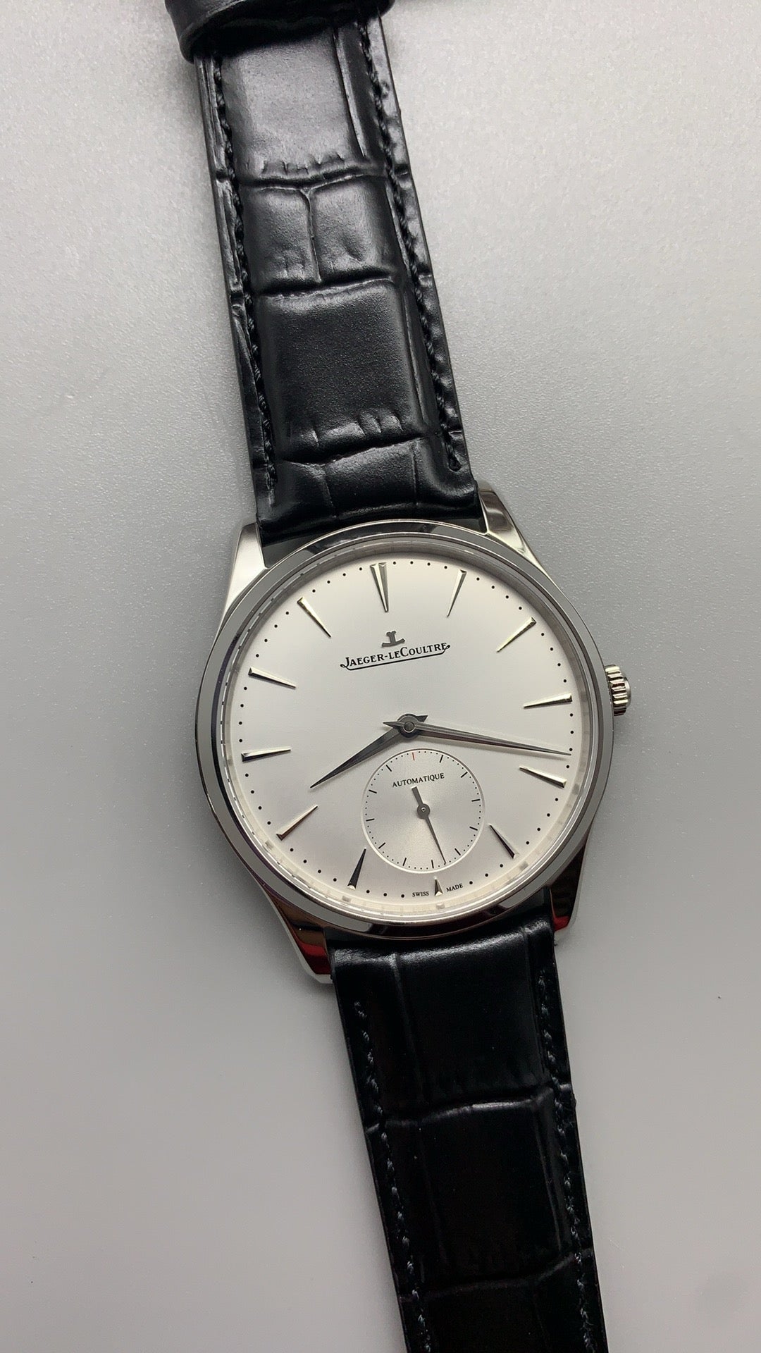 Jaeger-LeCoultre Master Ultra Thin Small Seconds | 40MM | ตัวเรือนสแตนเลสสตีล | ฟังก์ชันวินาทีขนาดเล็ก | หน้าปัดสีเงิน | สายหนังจระเข้สีดำ | กลไกอัตโนมัติ Cal.896/1