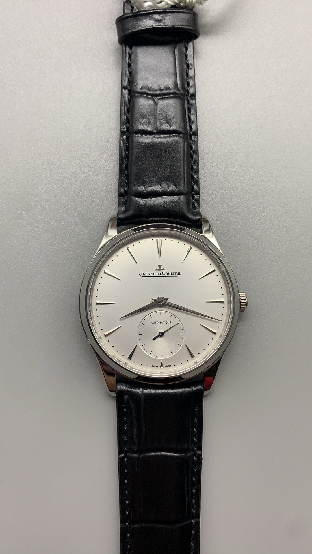 Jaeger-LeCoultre Master Ultra Thin Small Seconds | 40MM | ตัวเรือนสแตนเลสสตีล | ฟังก์ชันวินาทีขนาดเล็ก | หน้าปัดสีเงิน | สายหนังจระเข้สีดำ | กลไกอัตโนมัติ Cal.896/1
