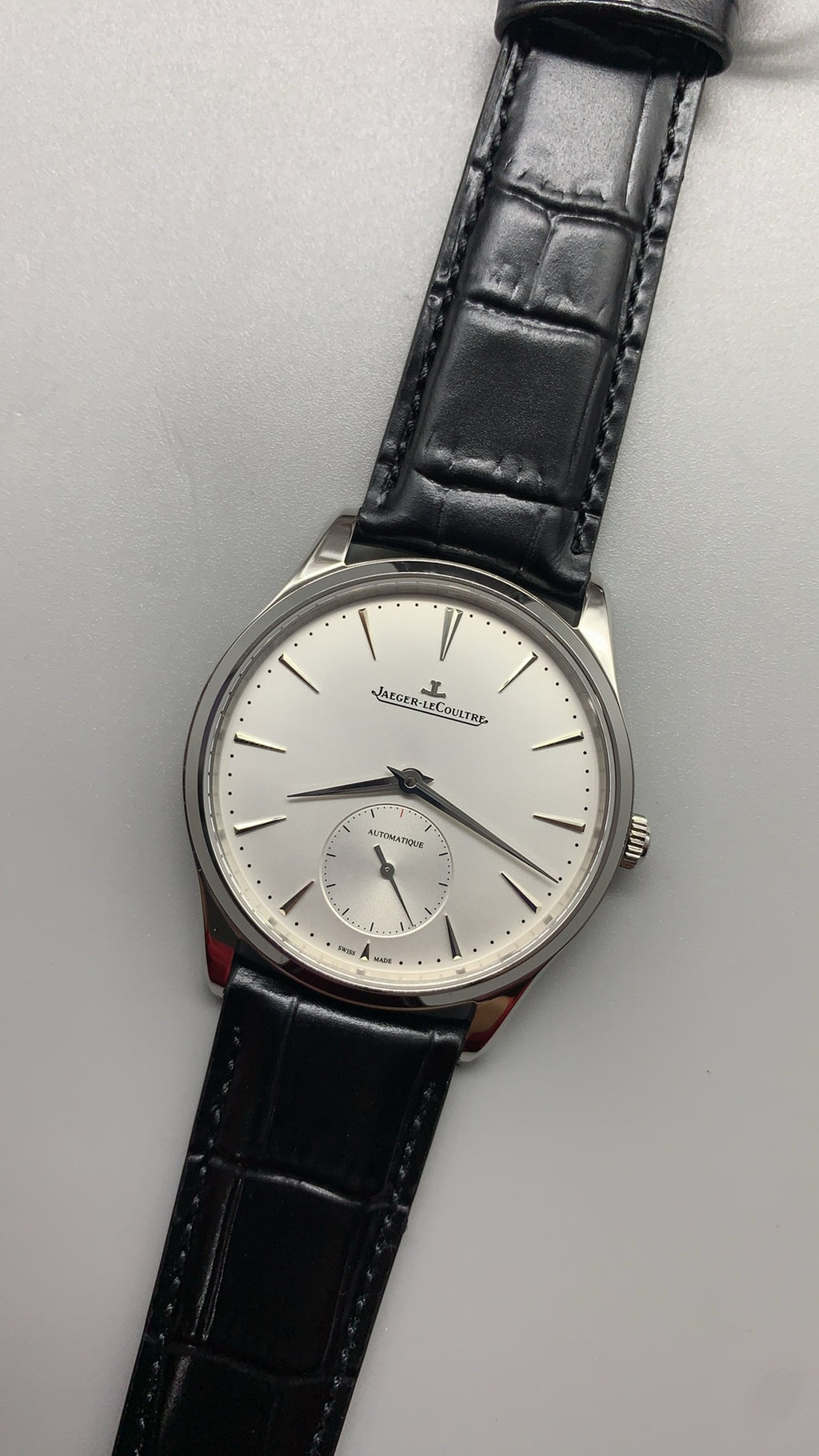 Jaeger-LeCoultre Master Ultra Thin Small Seconds | 40MM | ตัวเรือนสแตนเลสสตีล | ฟังก์ชันวินาทีขนาดเล็ก | หน้าปัดสีเงิน | สายหนังจระเข้สีดำ | กลไกอัตโนมัติ Cal.896/1