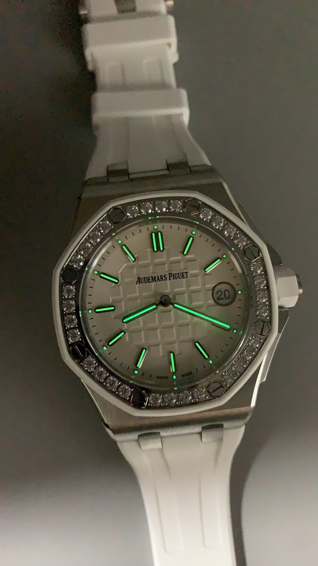 Audemars Piguet Royal Oak Offshore 67540SK.ZZ.A010CA.01 | 37MM | ตัวเรือนสแตนเลสสตีล | ขอบประดับเพชร | หน้าปัดสีขาว | สายยางสีขาว | กลไกอัตโนมัติ Cal.3126