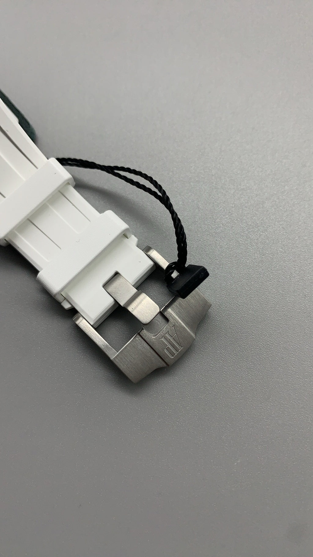 Audemars Piguet Royal Oak Offshore 67540SK.ZZ.A010CA.01 | 37MM | ตัวเรือนสแตนเลสสตีล | ขอบประดับเพชร | หน้าปัดสีขาว | สายยางสีขาว | กลไกอัตโนมัติ Cal.3126