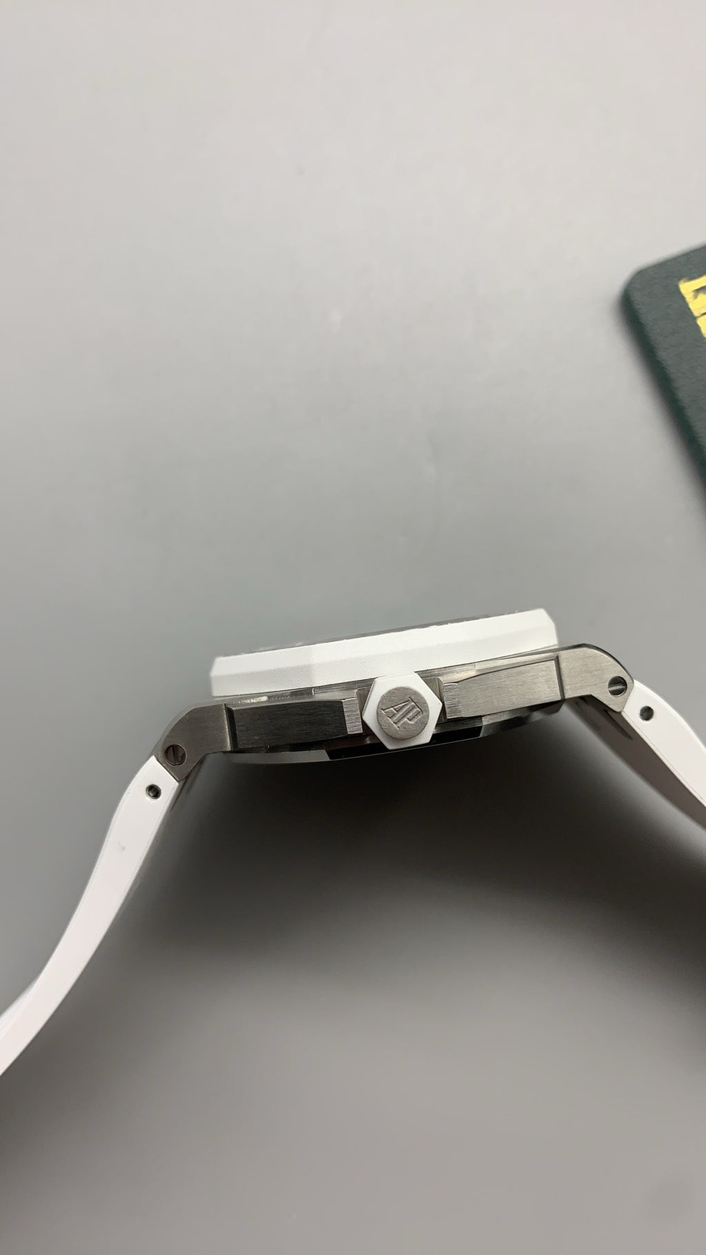 Audemars Piguet Royal Oak Offshore 67540SK.ZZ.A010CA.01 | 37MM | ตัวเรือนสแตนเลสสตีล | ขอบประดับเพชร | หน้าปัดสีขาว | สายยางสีขาว | กลไกอัตโนมัติ Cal.3126