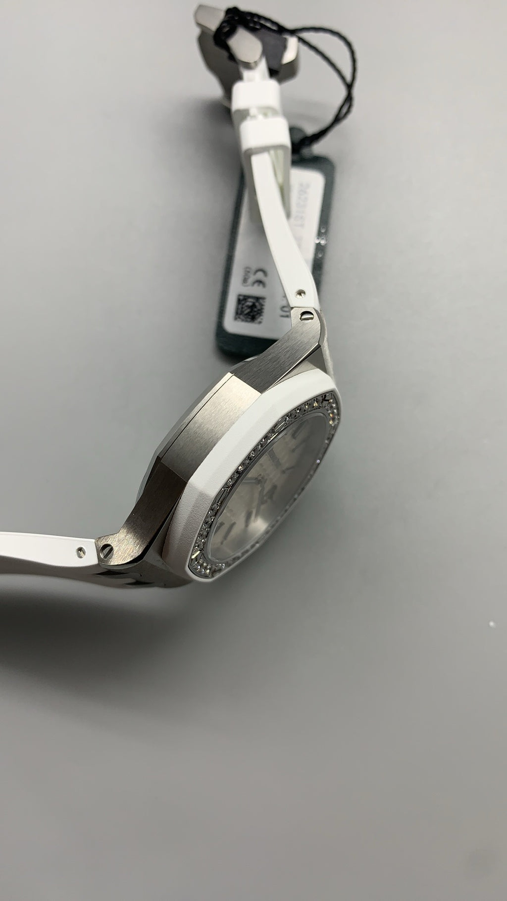 Audemars Piguet Royal Oak Offshore 67540SK.ZZ.A010CA.01 | 37MM | ตัวเรือนสแตนเลสสตีล | ขอบประดับเพชร | หน้าปัดสีขาว | สายยางสีขาว | กลไกอัตโนมัติ Cal.3126