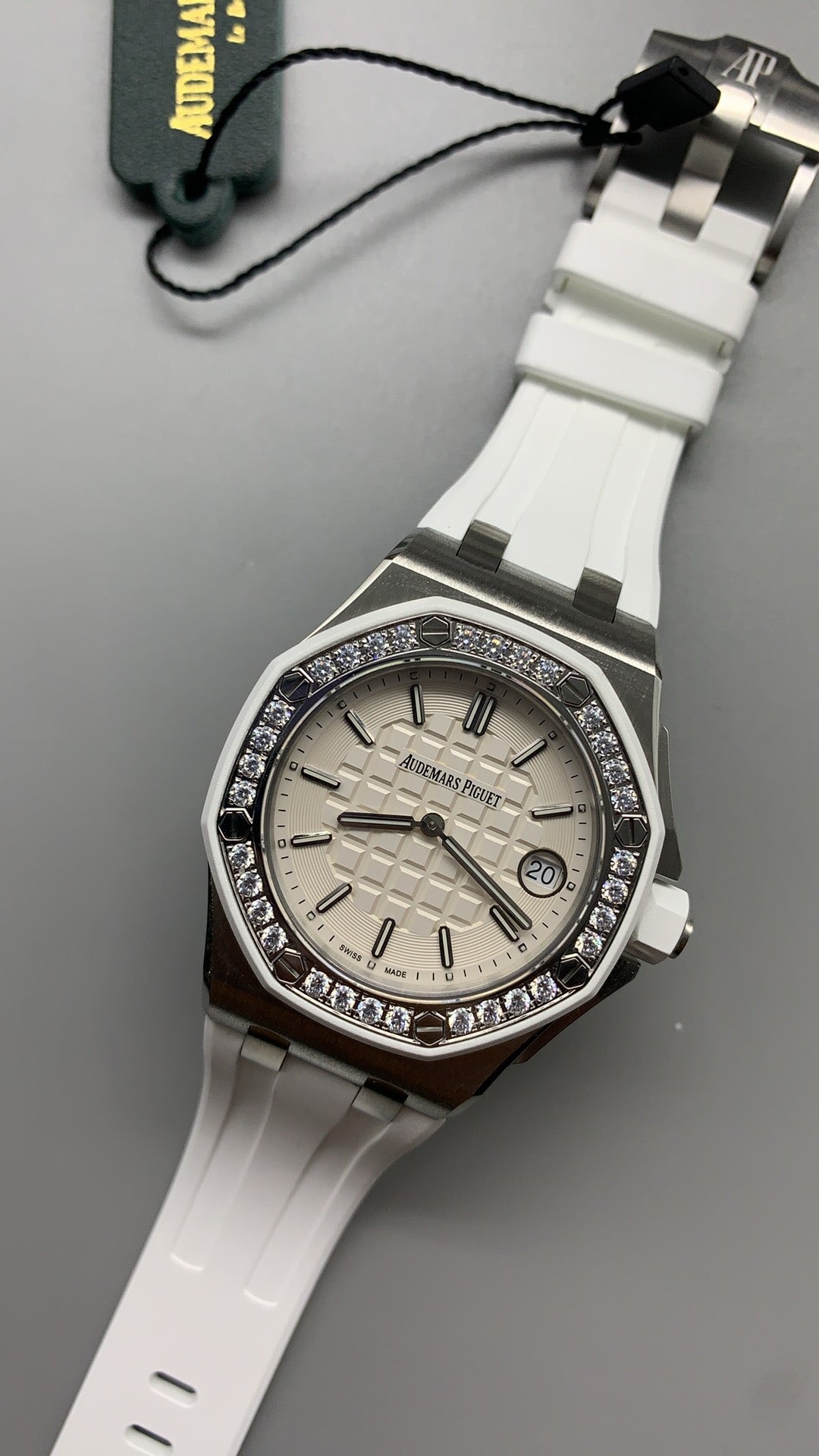 Audemars Piguet Royal Oak Offshore 67540SK.ZZ.A010CA.01 | 37MM | ตัวเรือนสแตนเลสสตีล | ขอบประดับเพชร | หน้าปัดสีขาว | สายยางสีขาว | กลไกอัตโนมัติ Cal.3126