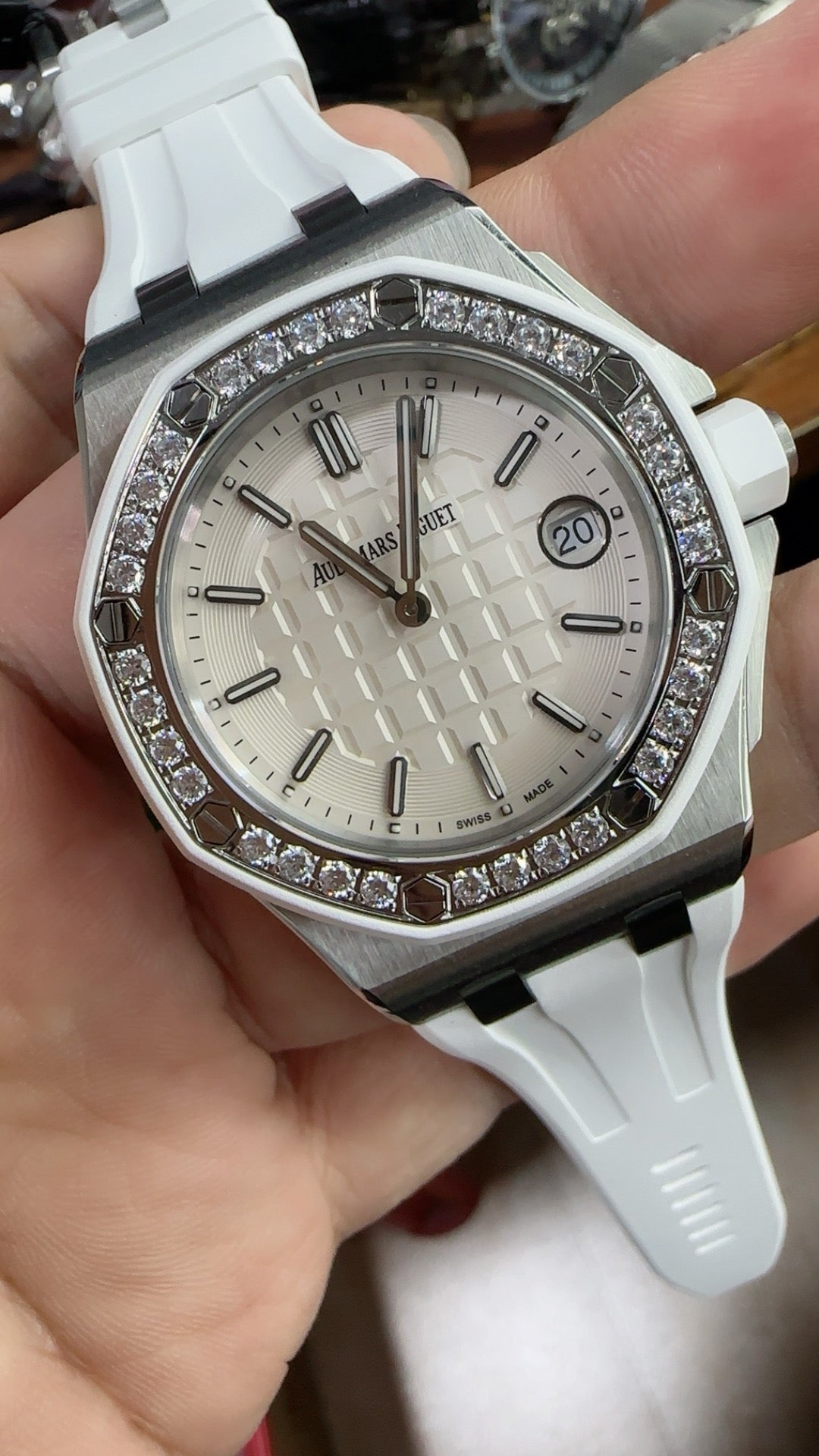 Audemars Piguet Royal Oak Offshore 67540SK.ZZ.A010CA.01 | 37MM | ตัวเรือนสแตนเลสสตีล | ขอบประดับเพชร | หน้าปัดสีขาว | สายยางสีขาว | กลไกอัตโนมัติ Cal.3126