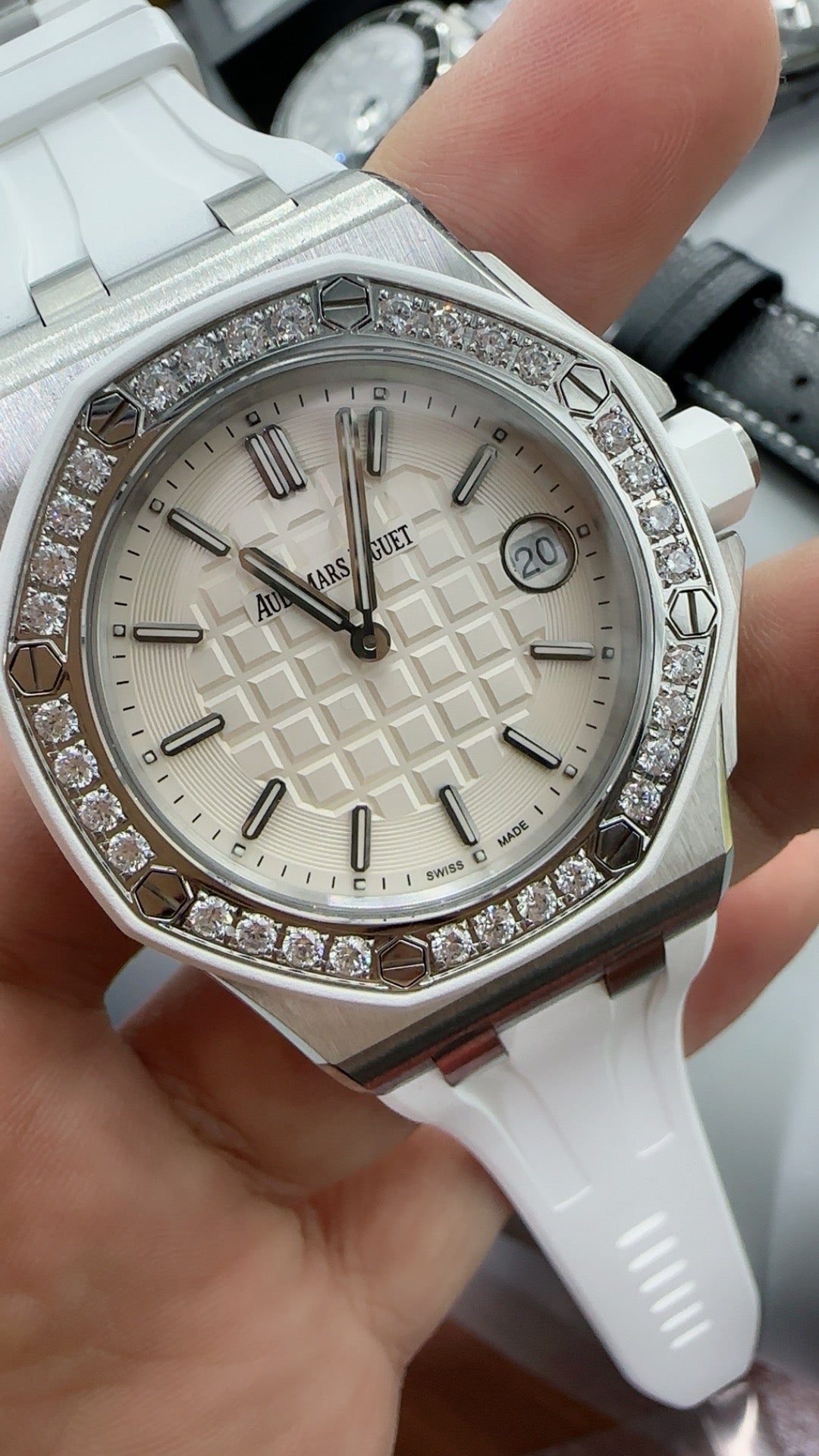 Audemars Piguet Royal Oak Offshore 67540SK.ZZ.A010CA.01 | 37MM | ตัวเรือนสแตนเลสสตีล | ขอบประดับเพชร | หน้าปัดสีขาว | สายยางสีขาว | กลไกอัตโนมัติ Cal.3126