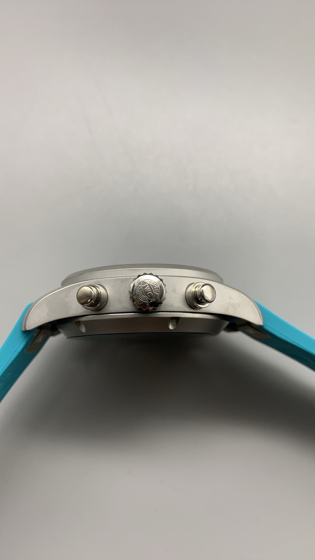 IWC Pilot’s Watch Chronograph | 41MM | ตัวเรือนไทเทเนียม | หน้าปัดสีดำ | เข็มและหลักเรืองแสงสีฟ้า | สายยางสี Tiffany | กลไกอัตโนมัติ Cal.69385