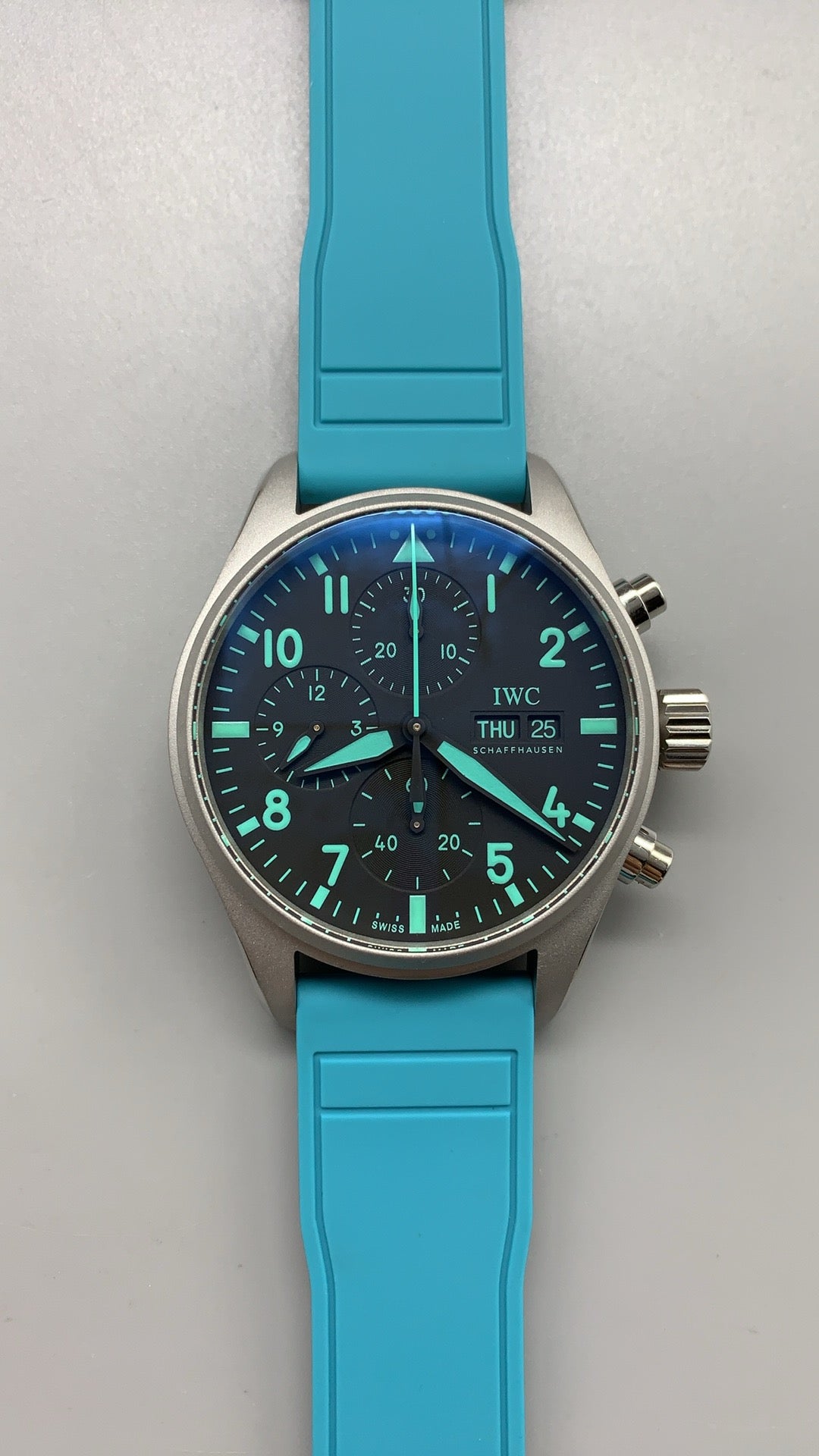 IWC Pilot’s Watch Chronograph | 41MM | ตัวเรือนไทเทเนียม | หน้าปัดสีดำ | เข็มและหลักเรืองแสงสีฟ้า | สายยางสี Tiffany | กลไกอัตโนมัติ Cal.69385