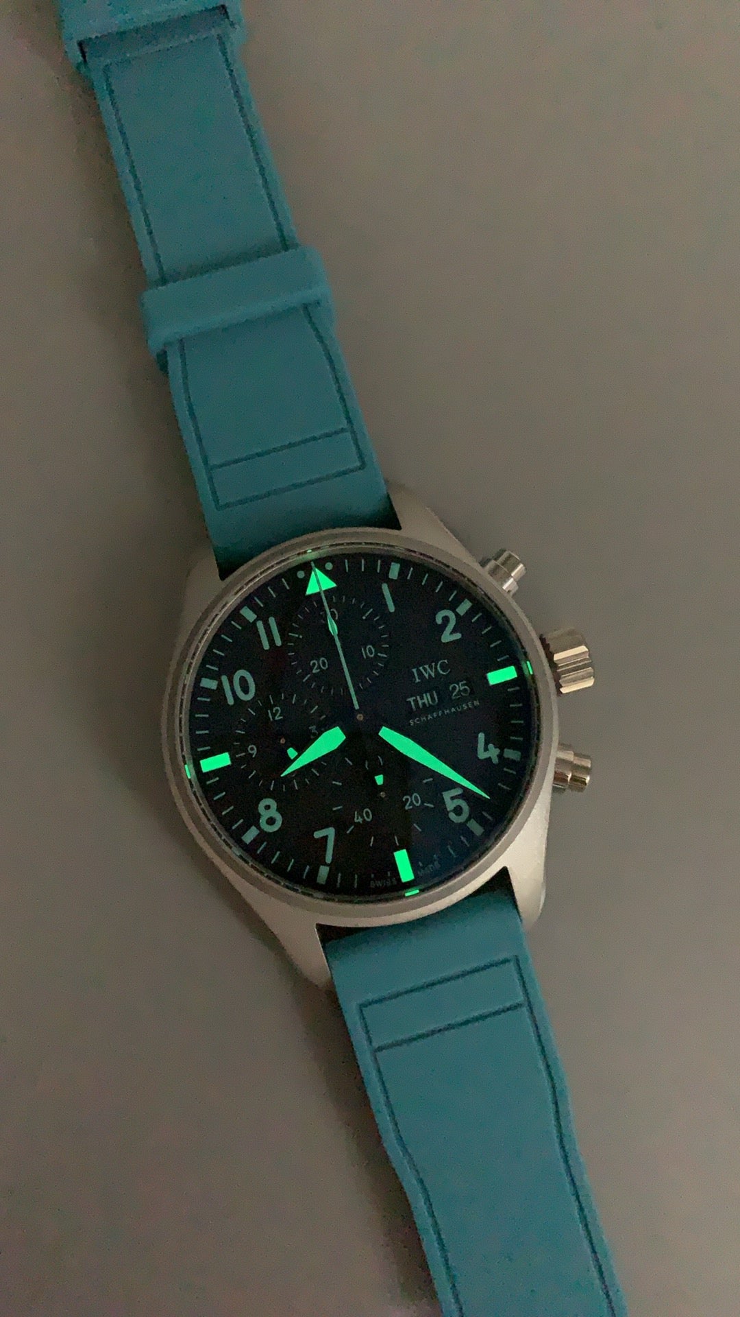 IWC Pilot’s Watch Chronograph | 41MM | ตัวเรือนไทเทเนียม | หน้าปัดสีดำ | เข็มและหลักเรืองแสงสีฟ้า | สายยางสี Tiffany | กลไกอัตโนมัติ Cal.69385